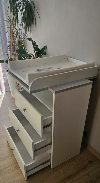 Łóżeczko i komoda z przewijakiem