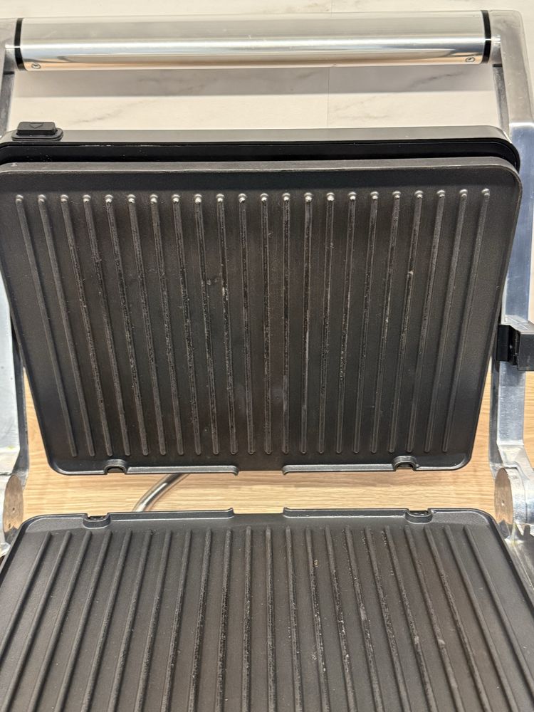 Grill elektryczny GÖTZE & JENSEN GL802X
