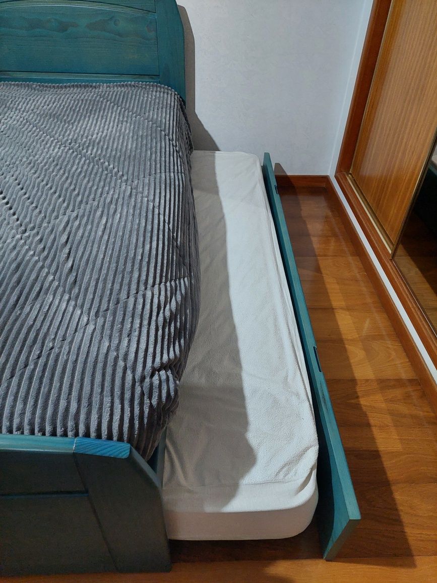 Cama individual com outra  em gavetão e respetivos colchões
