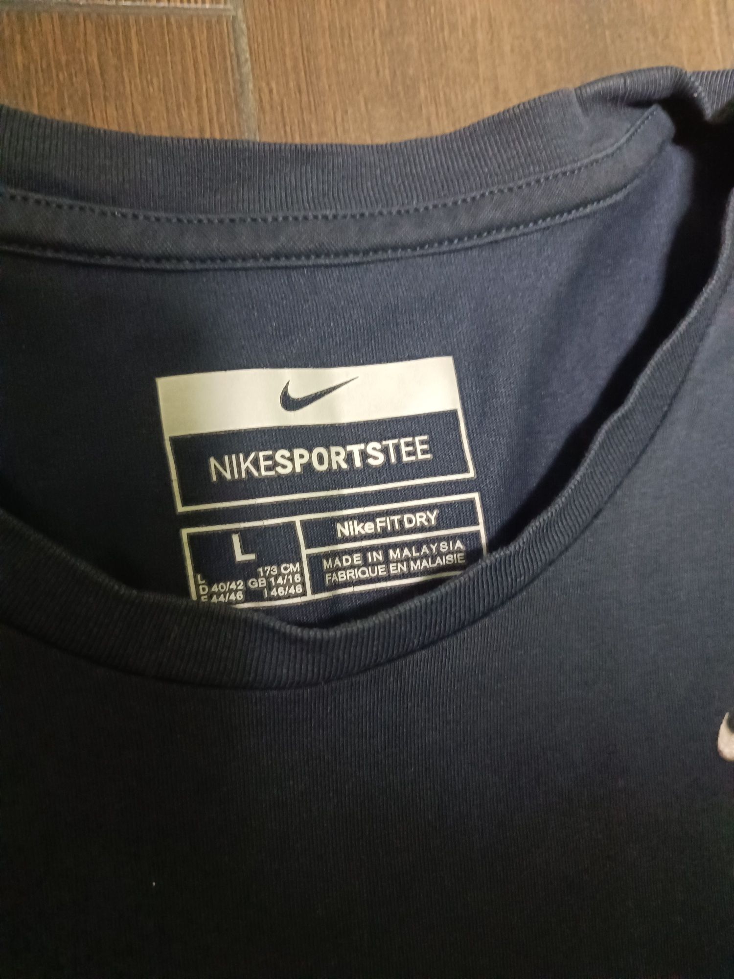 Чорна жіноча футболка Nike