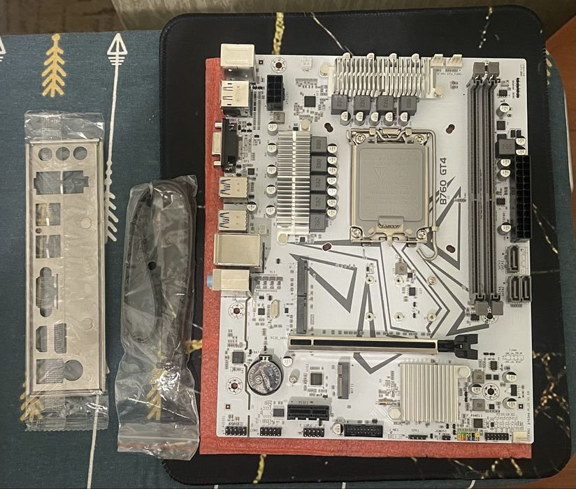 Материнська плата Machinist B760 GT4 | LGA 1700, DDR4, M.2, mATX, біла