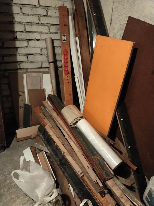 Drewno, szafa drewniana, boazeria modrzew