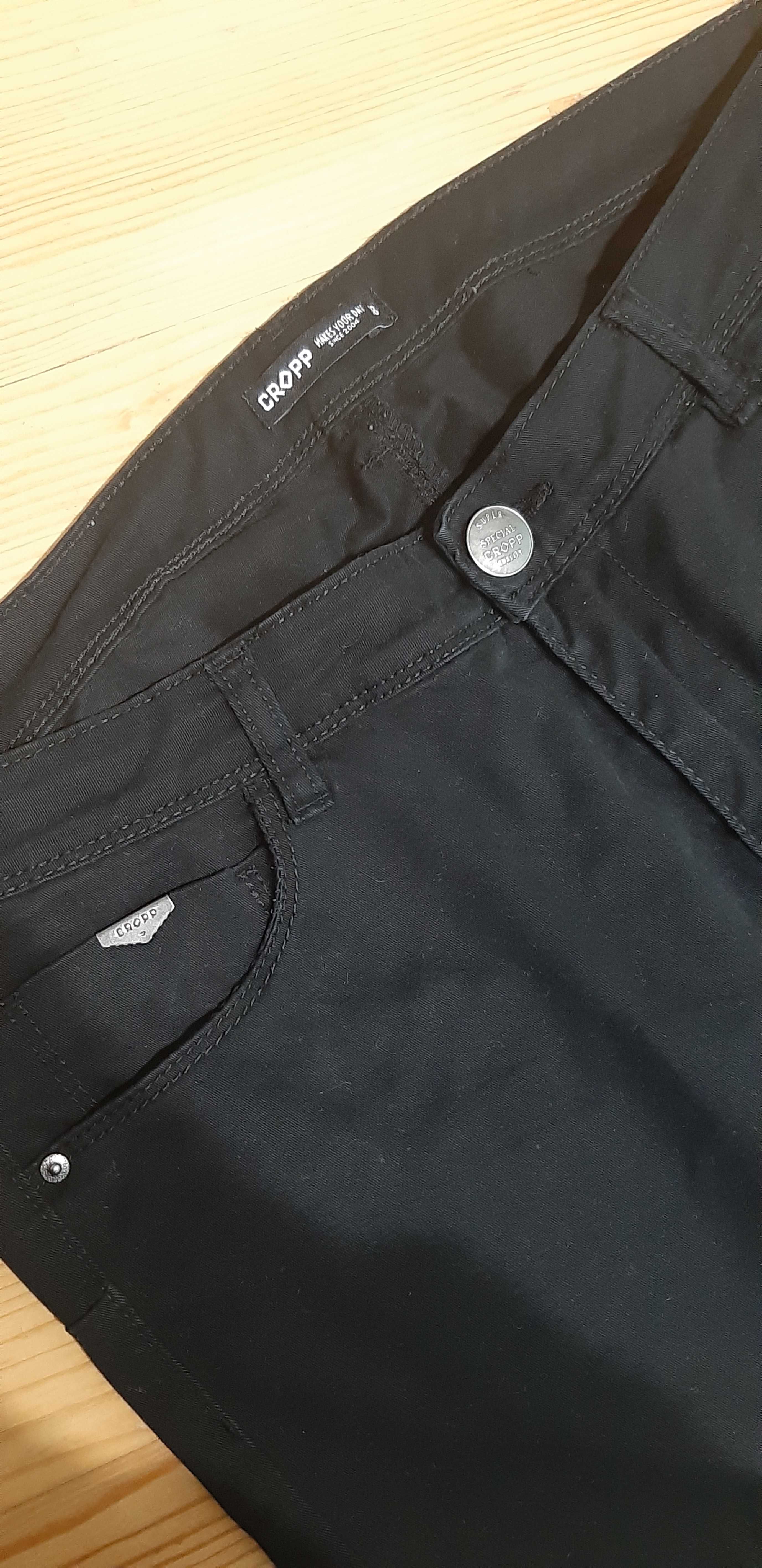 Czarne spodnie cropp 38