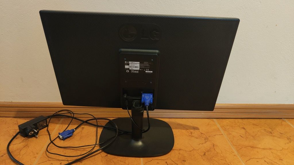 Monitor LG 22 cale z okablowaniem