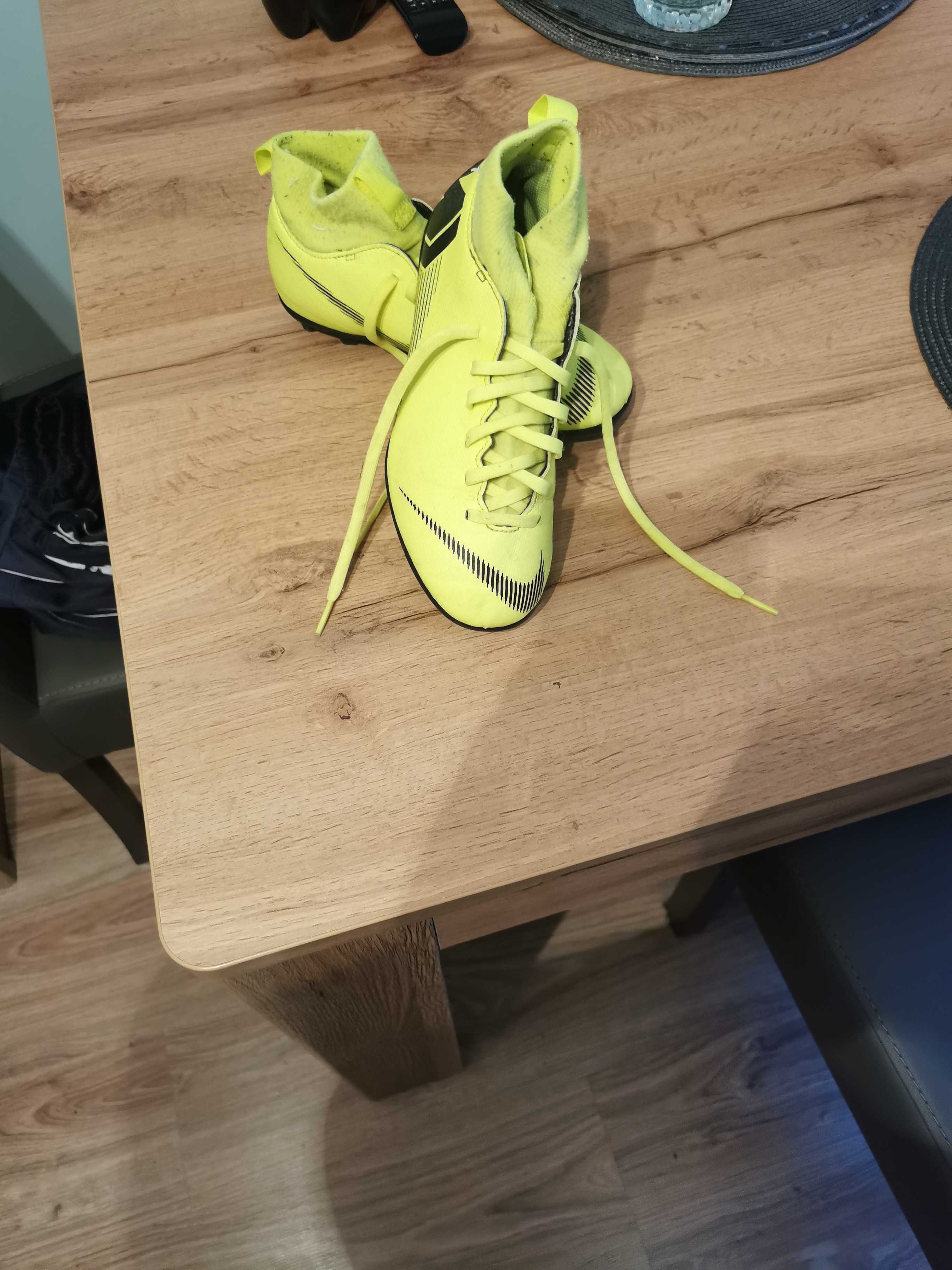 Sprzedam korki piłkarskie nike rozmiar 36