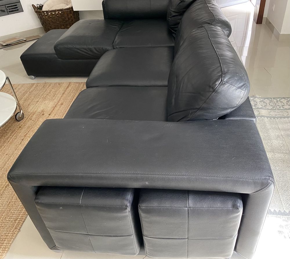 Sofá preto em pele com chaise longue