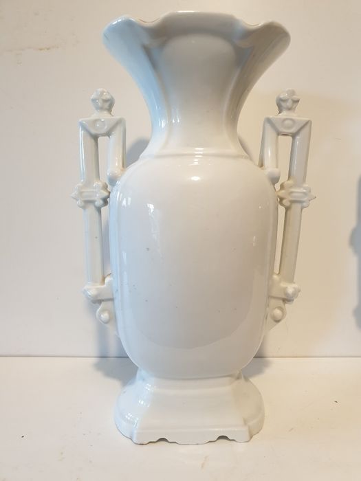 Antiga jarra de altar em porcelana francesa
