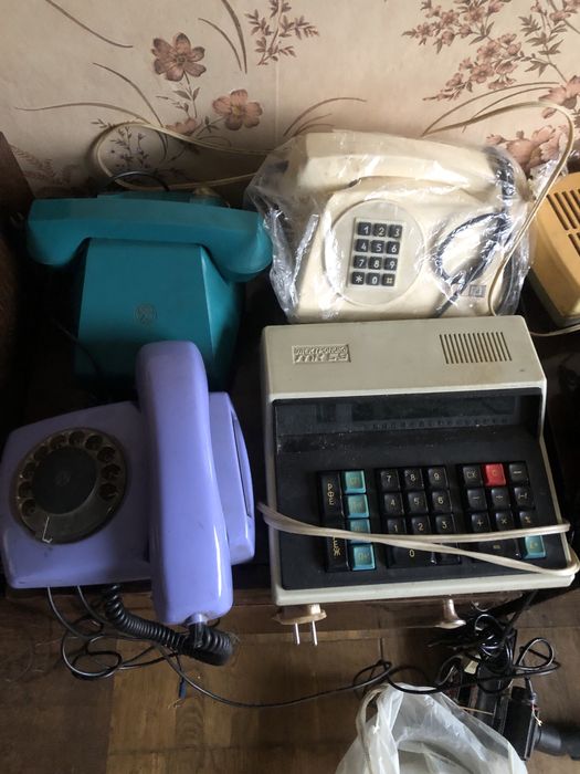 Старі телефони та радіо