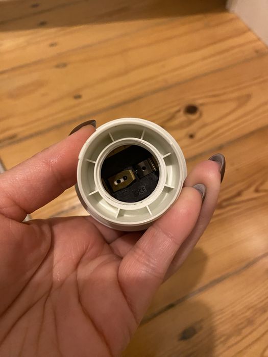 Cabos e suporte para colocação de candeeiro