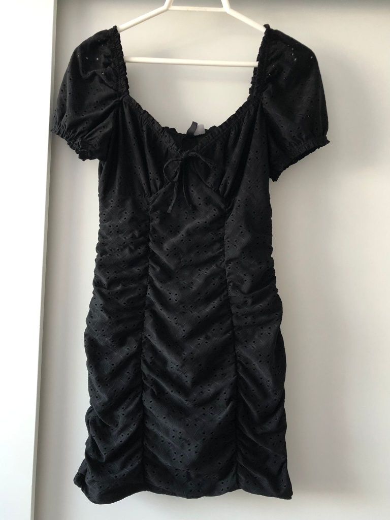 Sukienka czarna marszczona z haftem H&M Divided rozmiar M/38