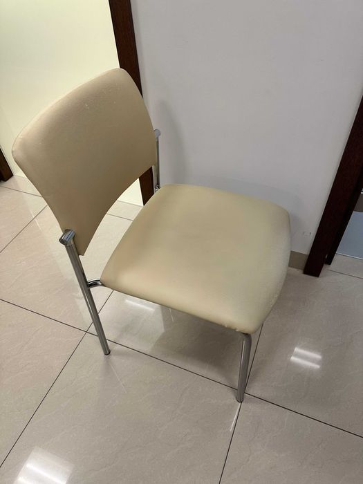 Trzy krzesła konferencyjne używane