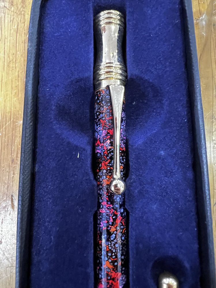 Caneta tinta permanente banhada ouro 24k Hachette