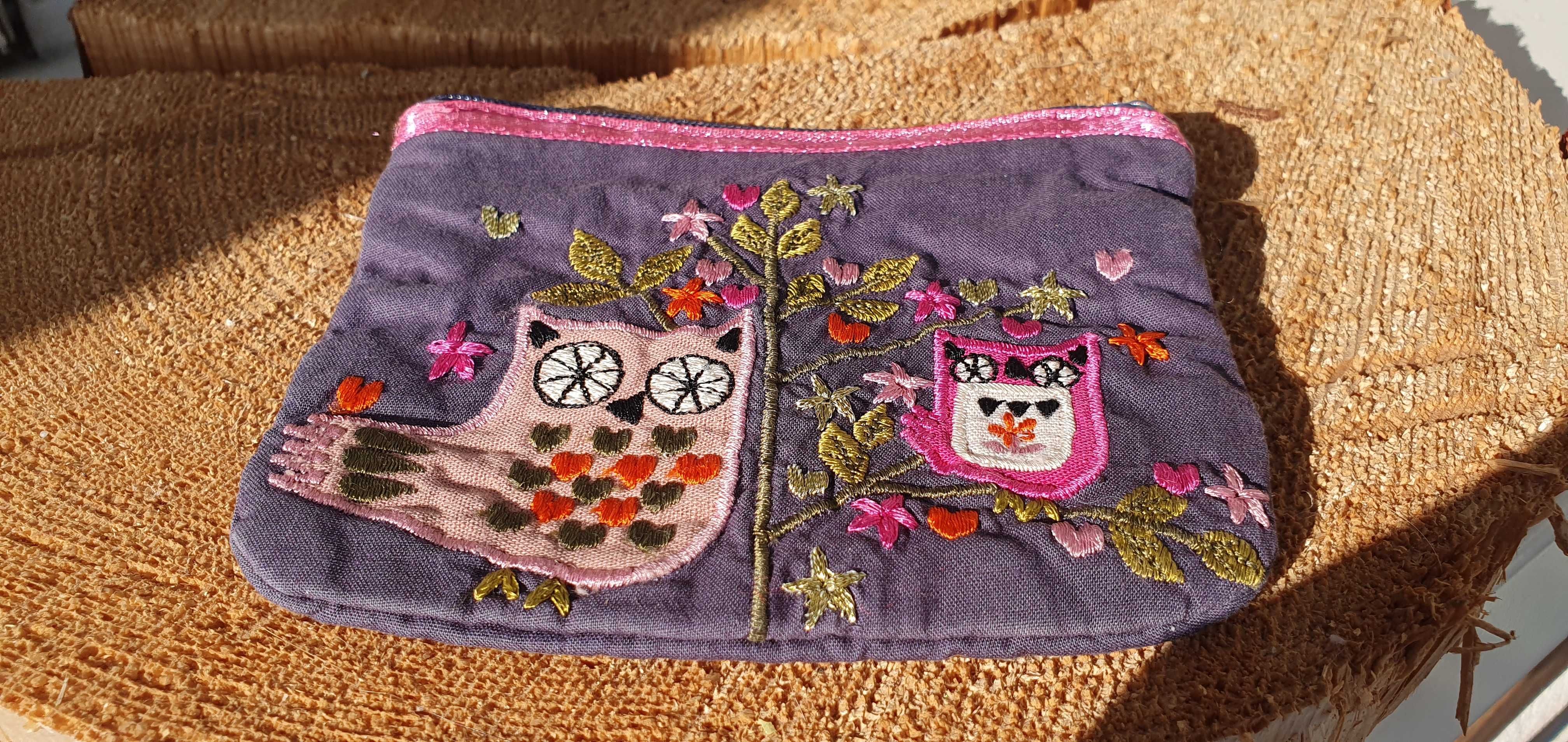 Piękny portfel  portmonetka Accessorize z ręcznie haftowanymi sowami.