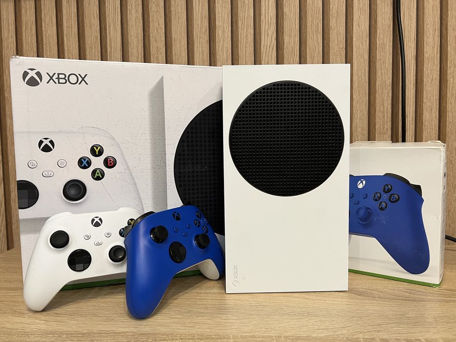Xbox series S (2 джойстики + 2 акумулятори)