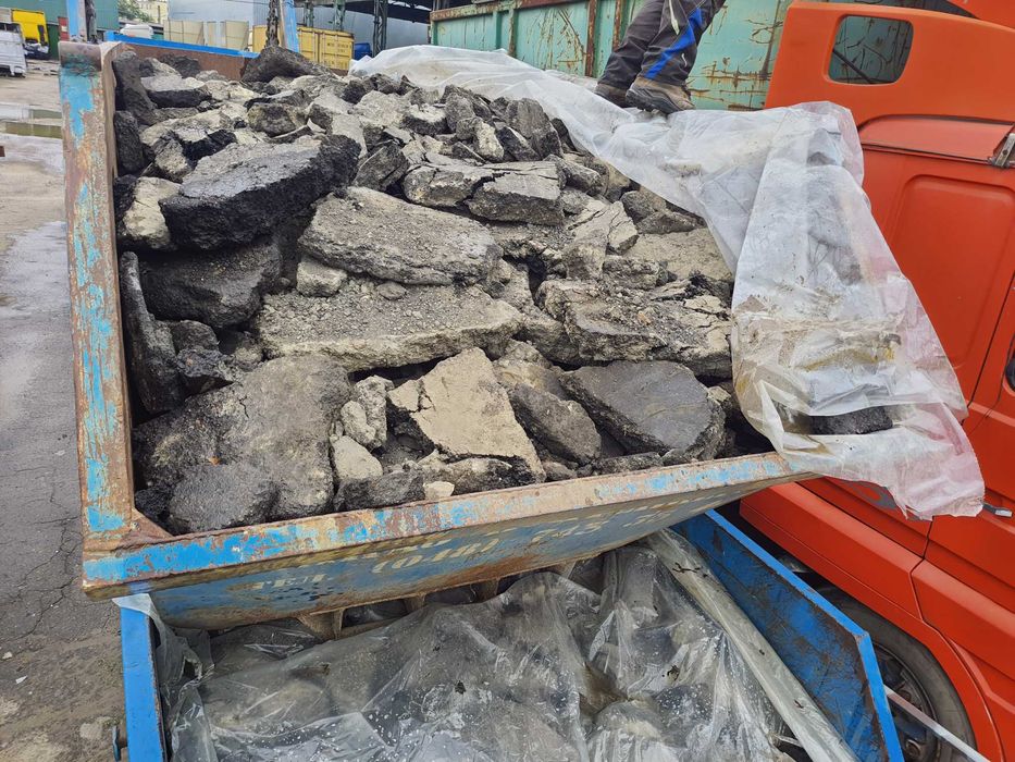 Подсыпка на дорогу, куски асфальта.