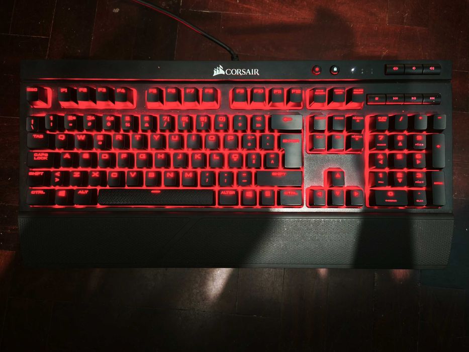 Teclado Mecânico Corsair K68 Cherry MX Red - Em ótimo estado