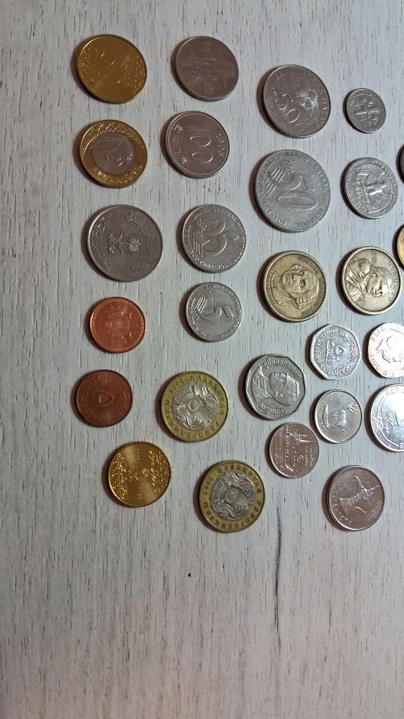 Монети та паперові гроші з різних куточків світу