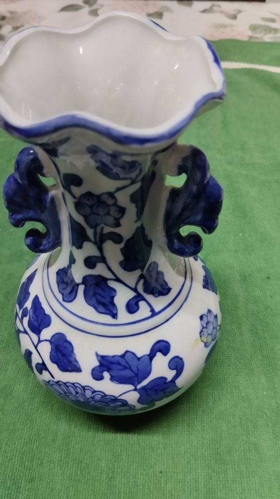 Jarra em loiça branca com flores azuis