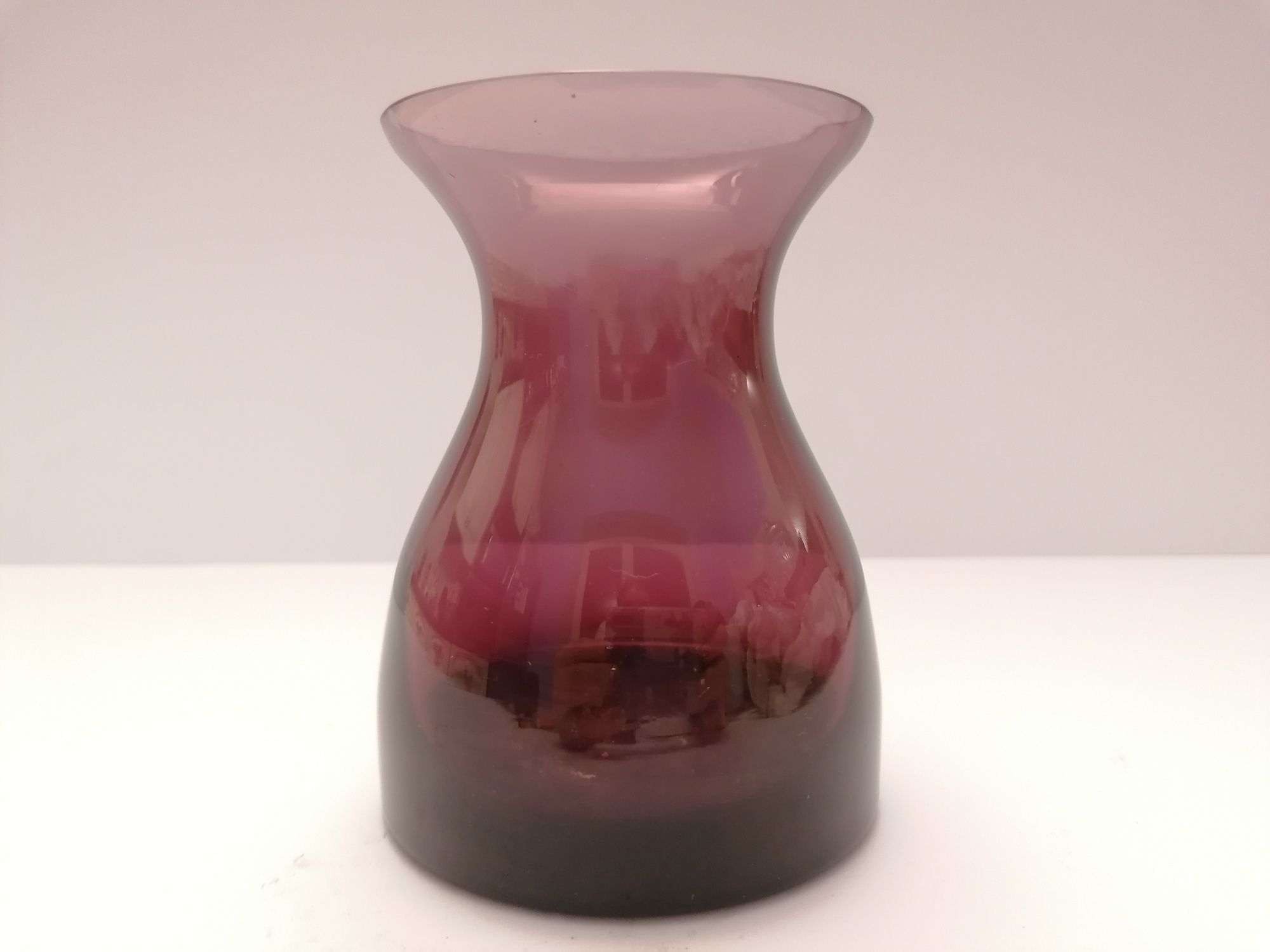 Ładny szklany fioletowy wazonik