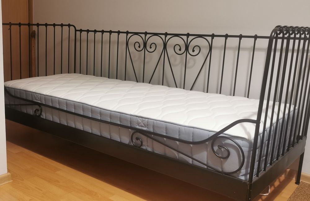 Łóżko metalowe z nowym materacem