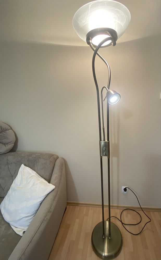 Lampa stojąca do czytania oswietlenia pokoju