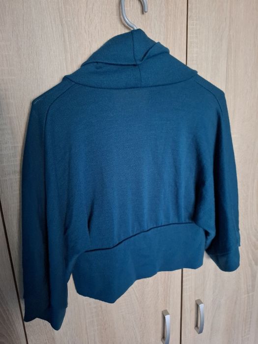 Krótki sweter z zapięciem, kolor niebieski, morski, luźny krój