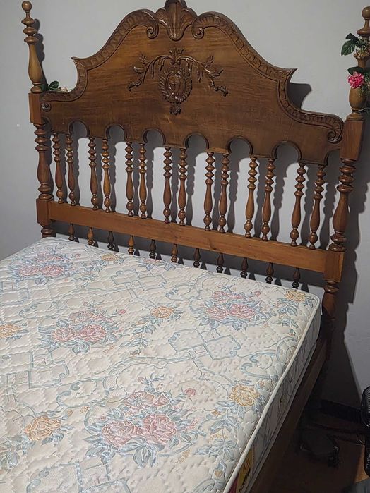Cama de casal de madeira completa