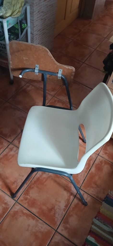 14 Cadeiras e 5 mesas de formação