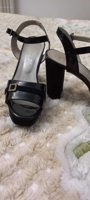 vestidos, casacos, calças, sandália