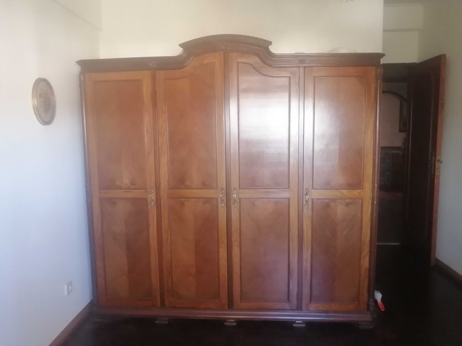Roupeiro Vintage de 4 portas, com espelho e gavetas