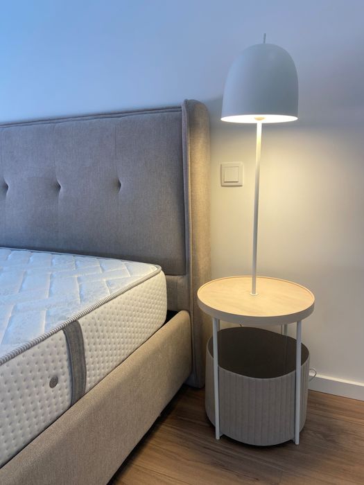Cama + colchão + candeeiro de mesa de cabeceira