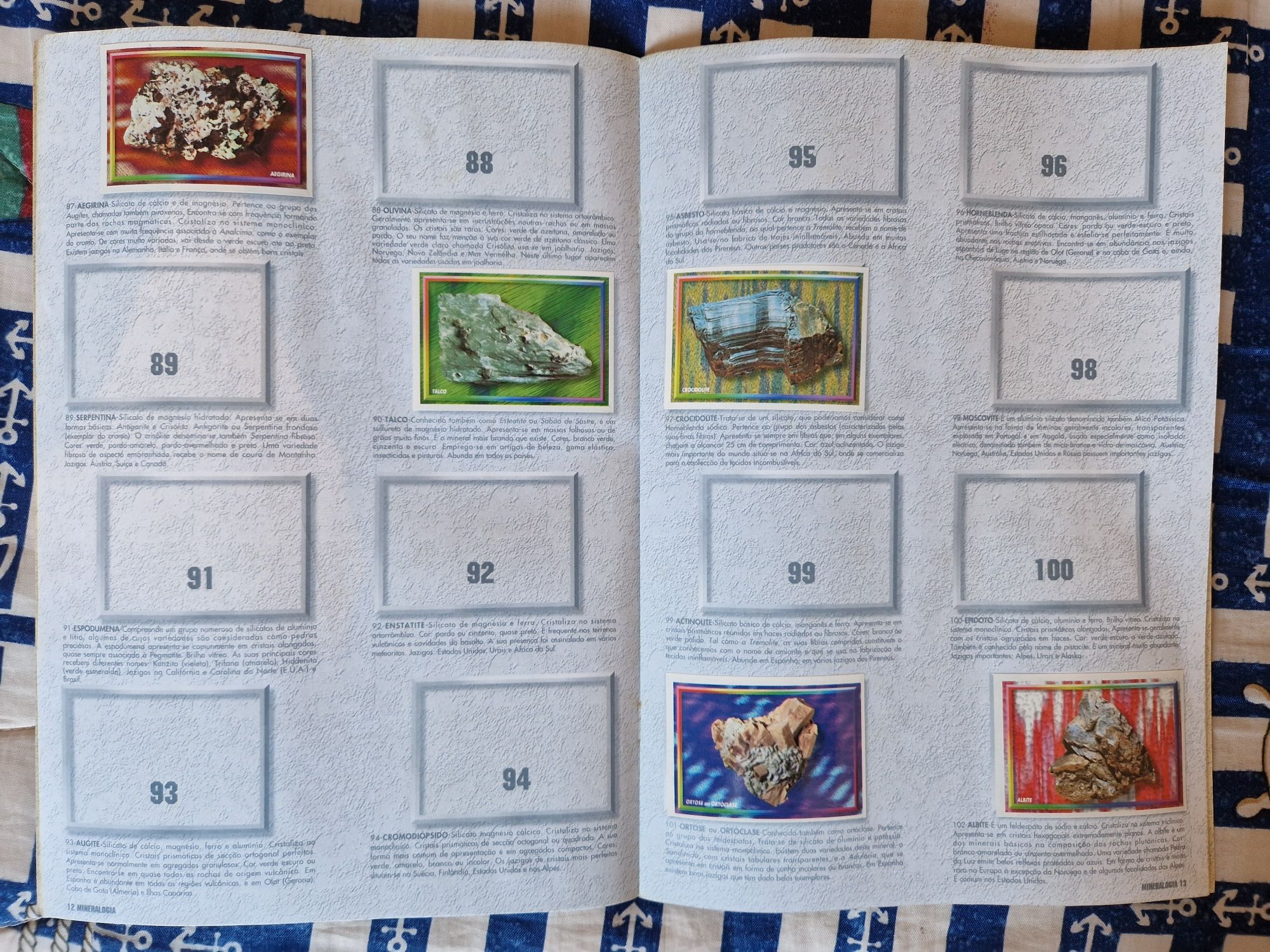 Diversas cadernetas e cromos