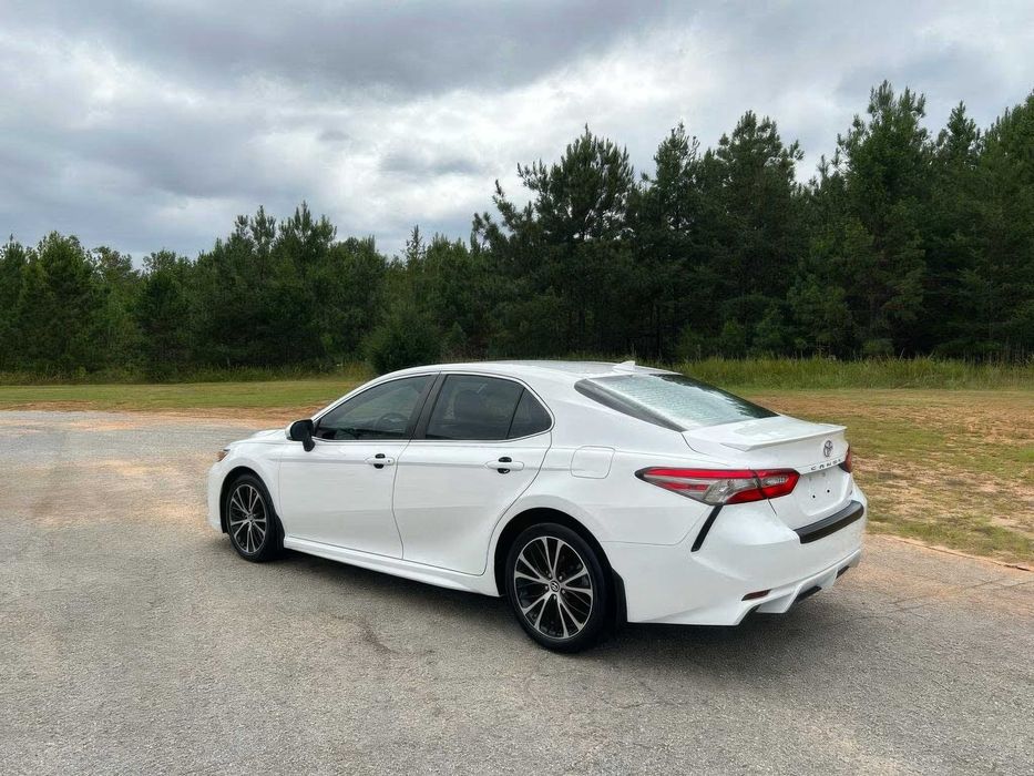 Toyota Camry SE      2020