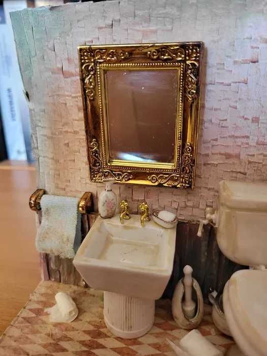 Miniaturowa łazienka w realistycznym stylu – dekoracja handmade