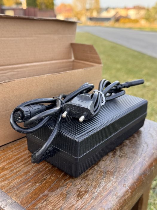 Nowa Ładowarka Exway Atlas 200W do deskorolki elektrycznej AC 51V 4A