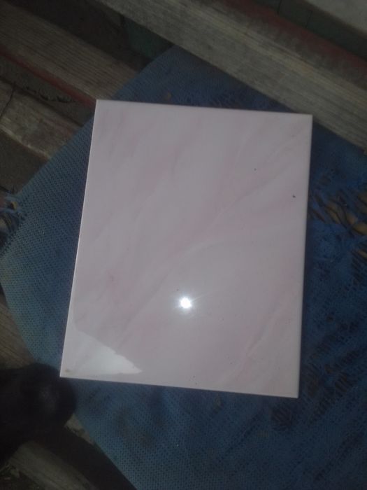 Продам плитку керамічну для стін калуського заводу  біло рожевого коль