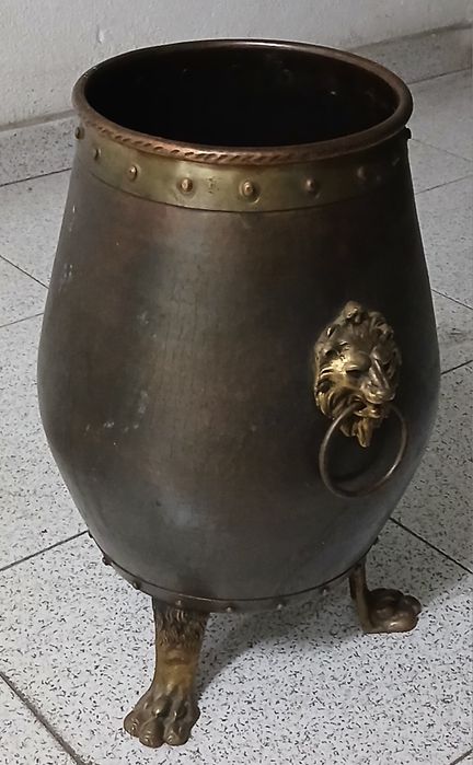 Pote em cobre com aplicações em latão