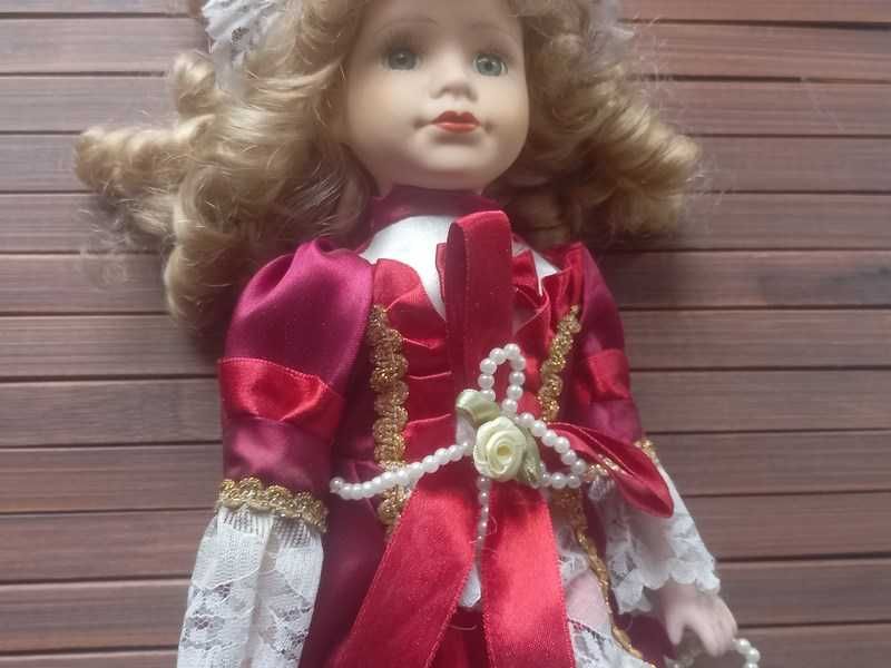 Kolekcjonerska porcelanowa lalka