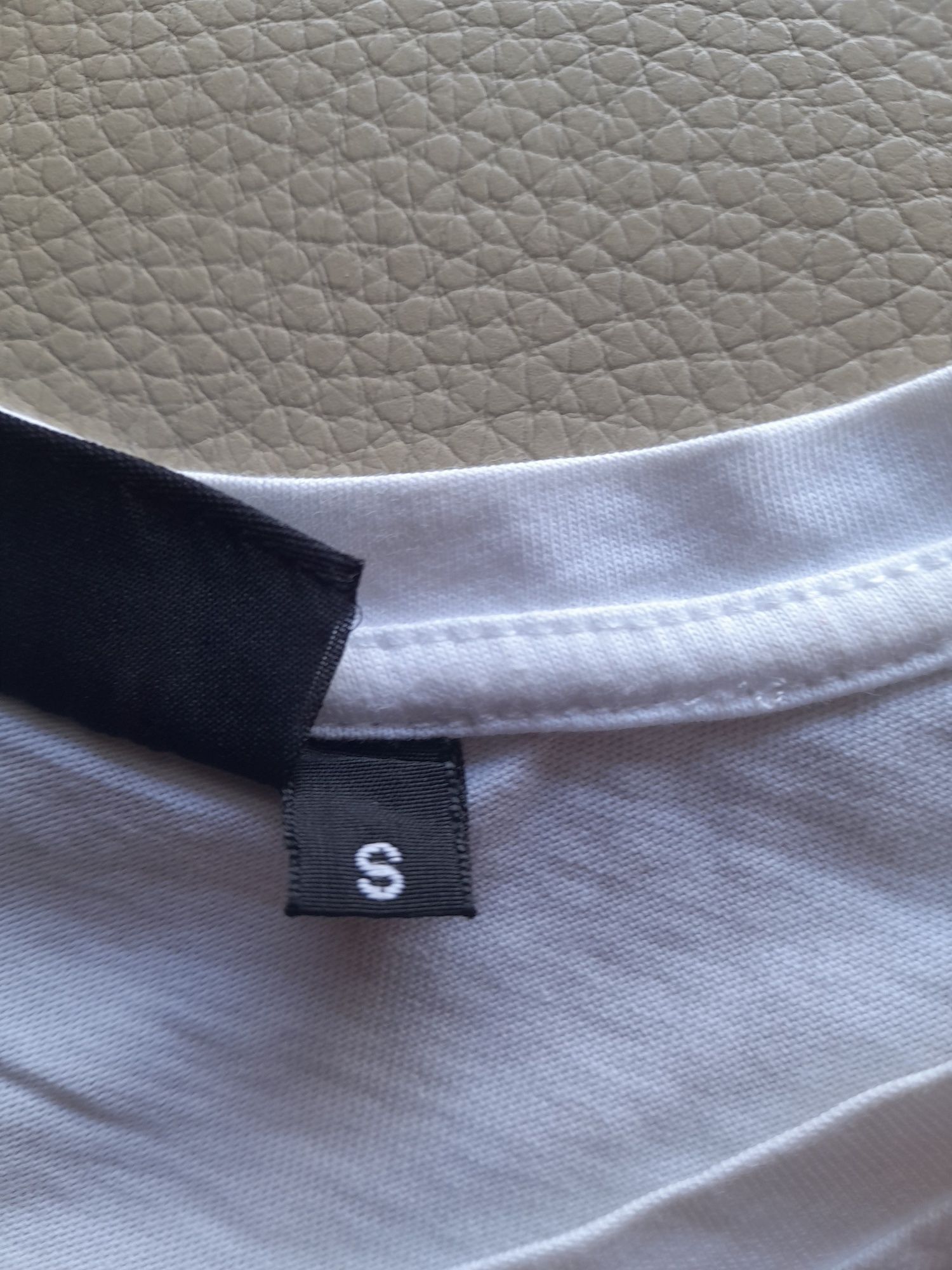 Camisola branca.
