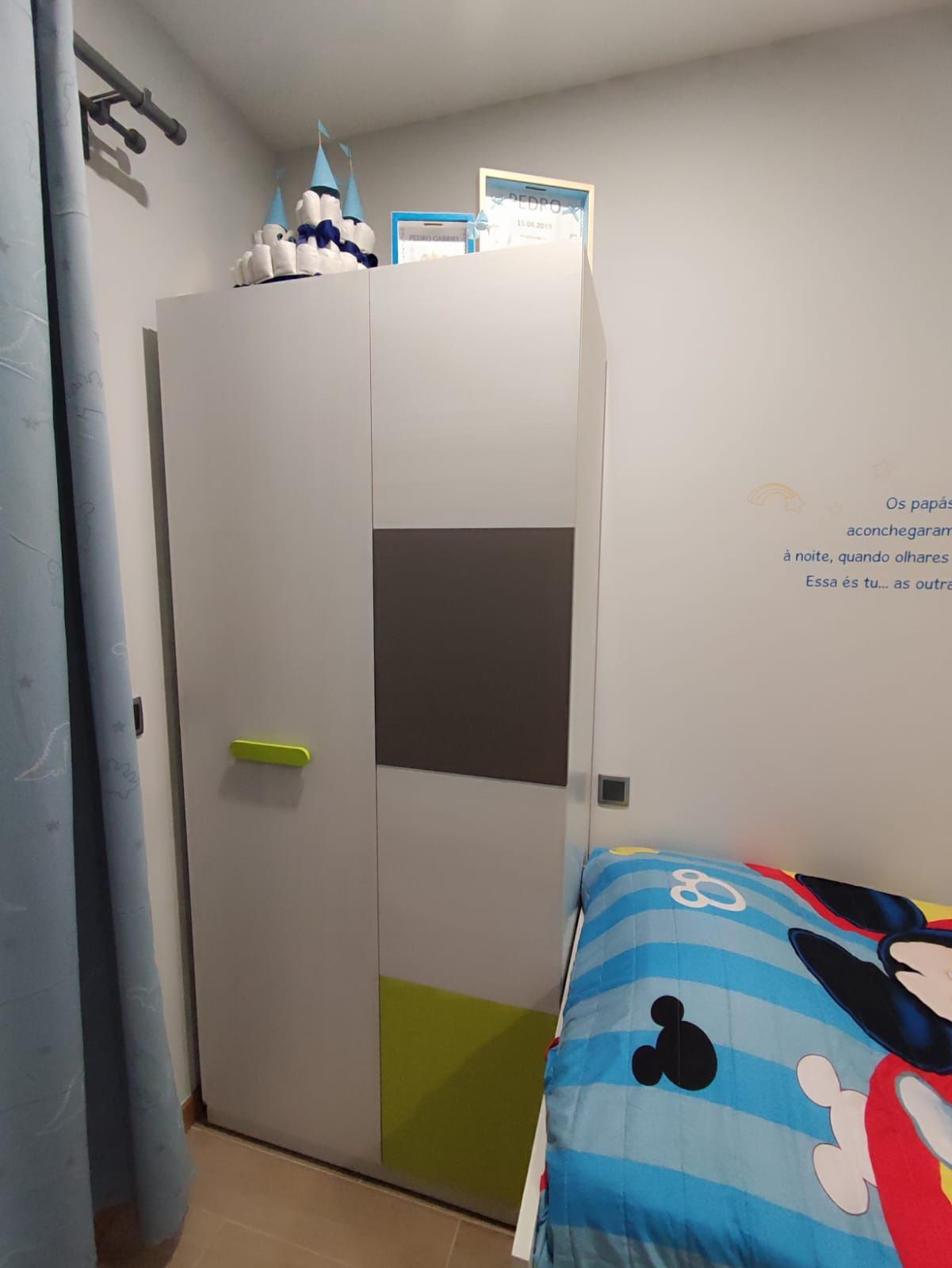 Cama  de solteiro (criança) com roupeiro