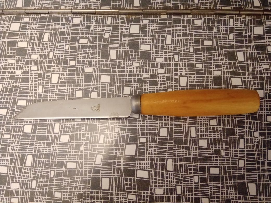 Нож с деревянной ручкой.