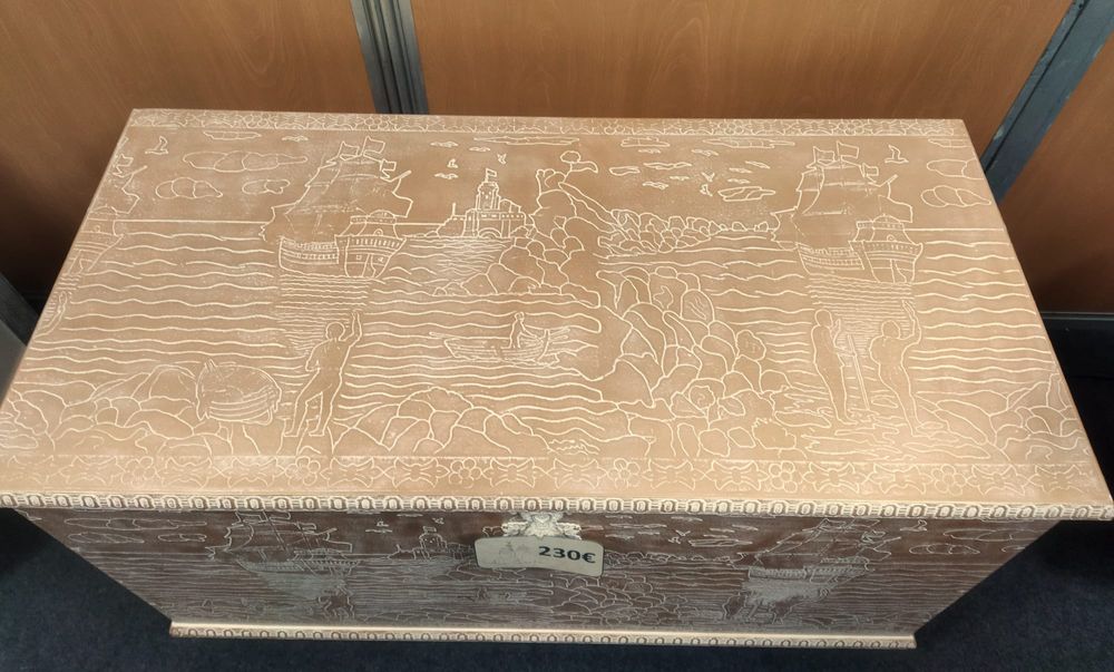 Arca restaurada - dourada e branca