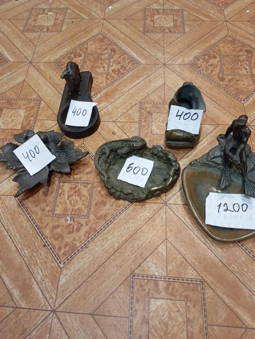 Попільнички,статуетки, підсвічники -бронзові.