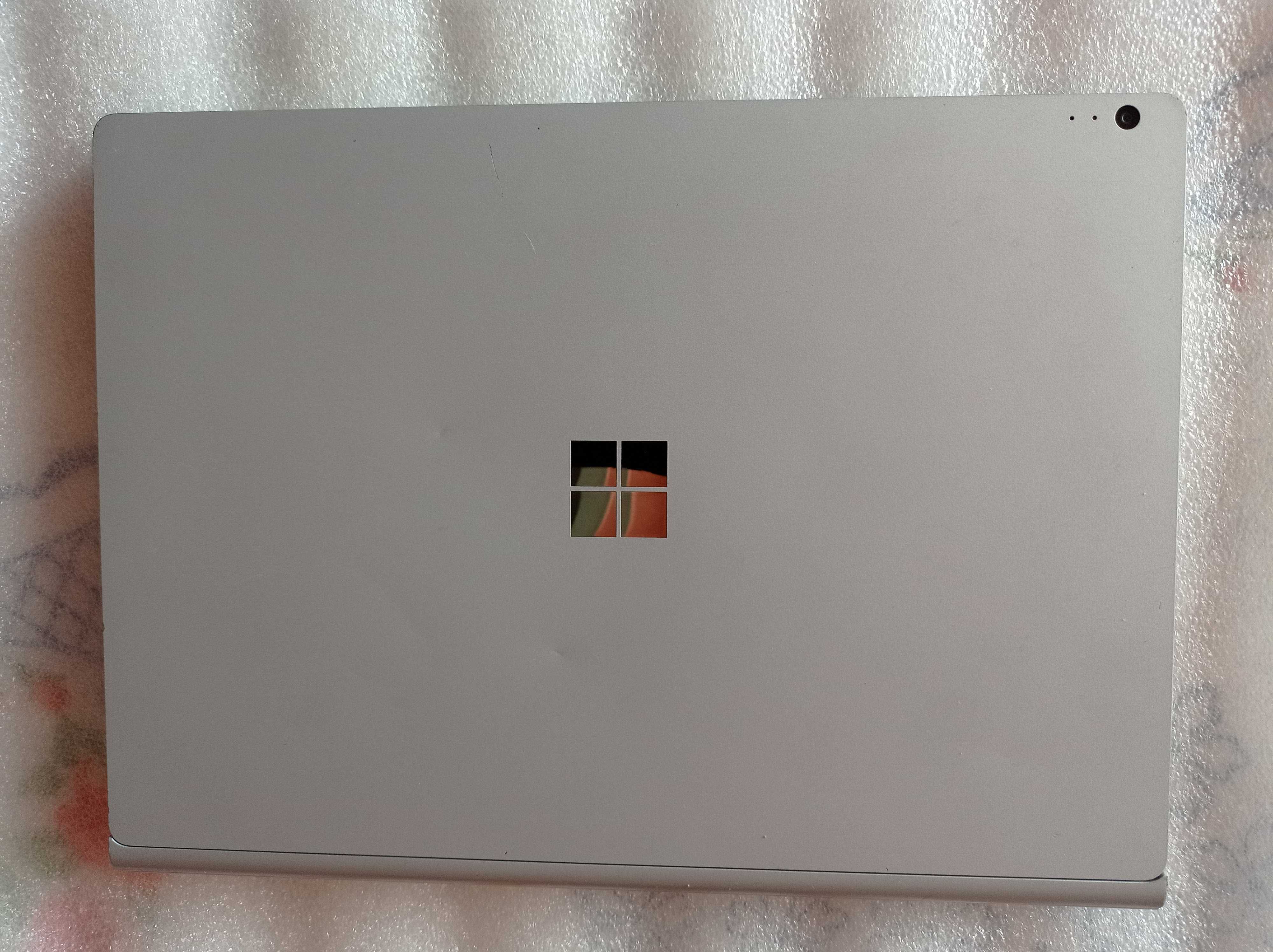 Microsoft Surface book Windows 10 pro/ i5/8gb/ssd 128