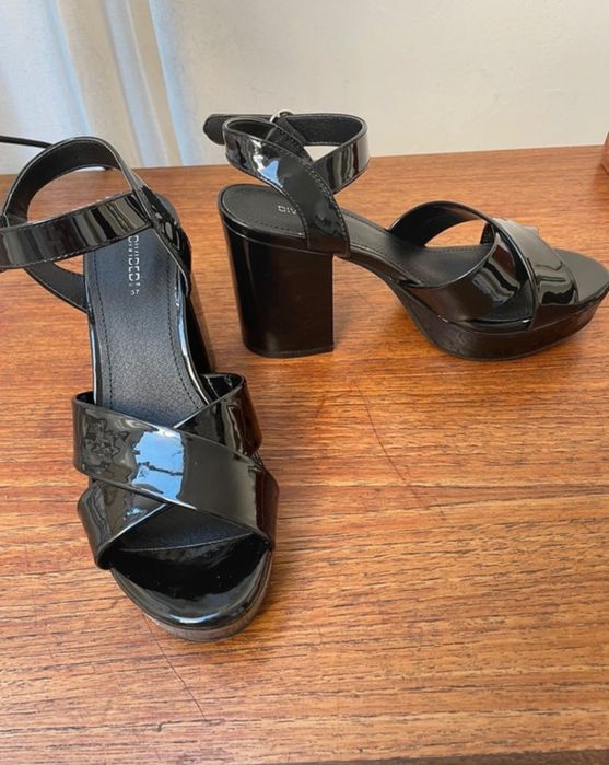 Sandálias salto alto de verniz H&M