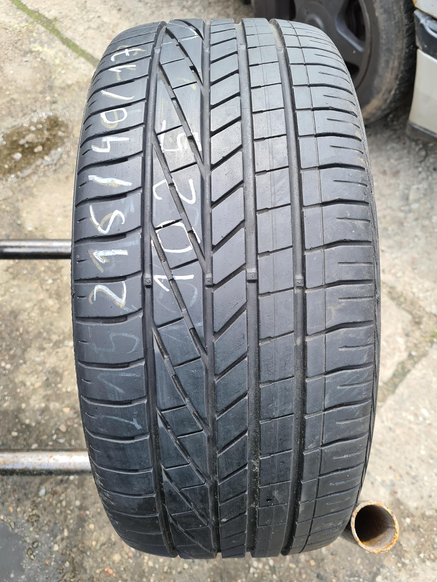 215/40/17 Goodyear Excellence 87V