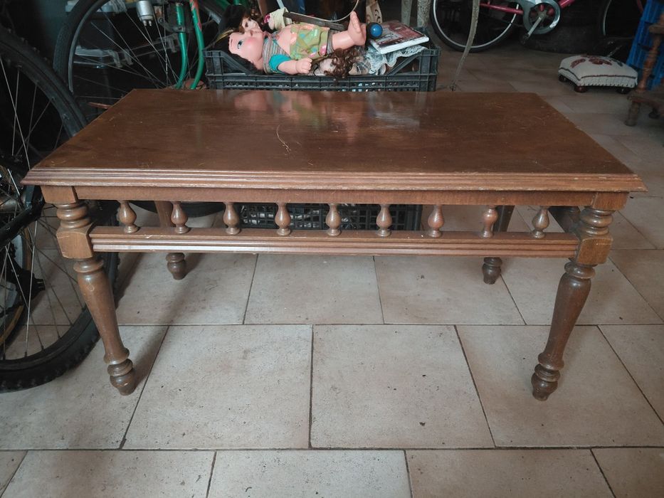Mesinha antiga pequena de madeira de sala de estar. 25€