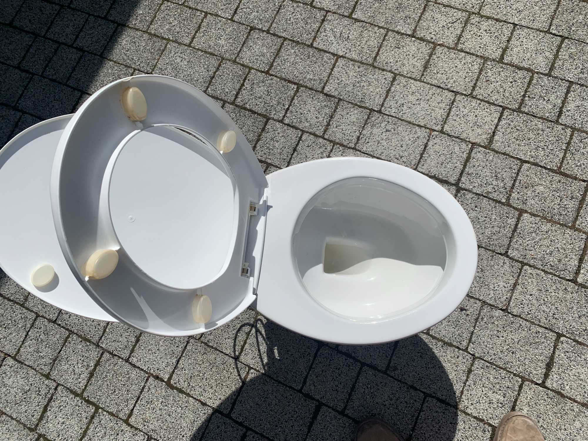 WC z wbudowanym rozdrabniaczem i pampą