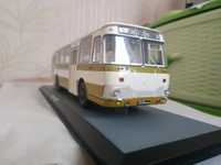 Модель автобуса ЛиАЗ - 677М от производителя "DEMPRiCE" 1:43