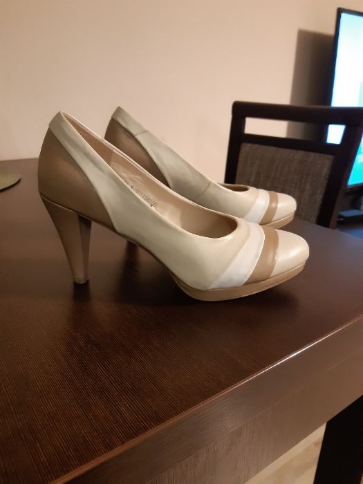Jasne buty na obcasach Naomi z CCC, rozmiar 38